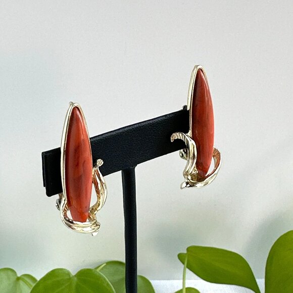 1950s Thermoset Coral Clip On Earrings - Picture 3 of 7